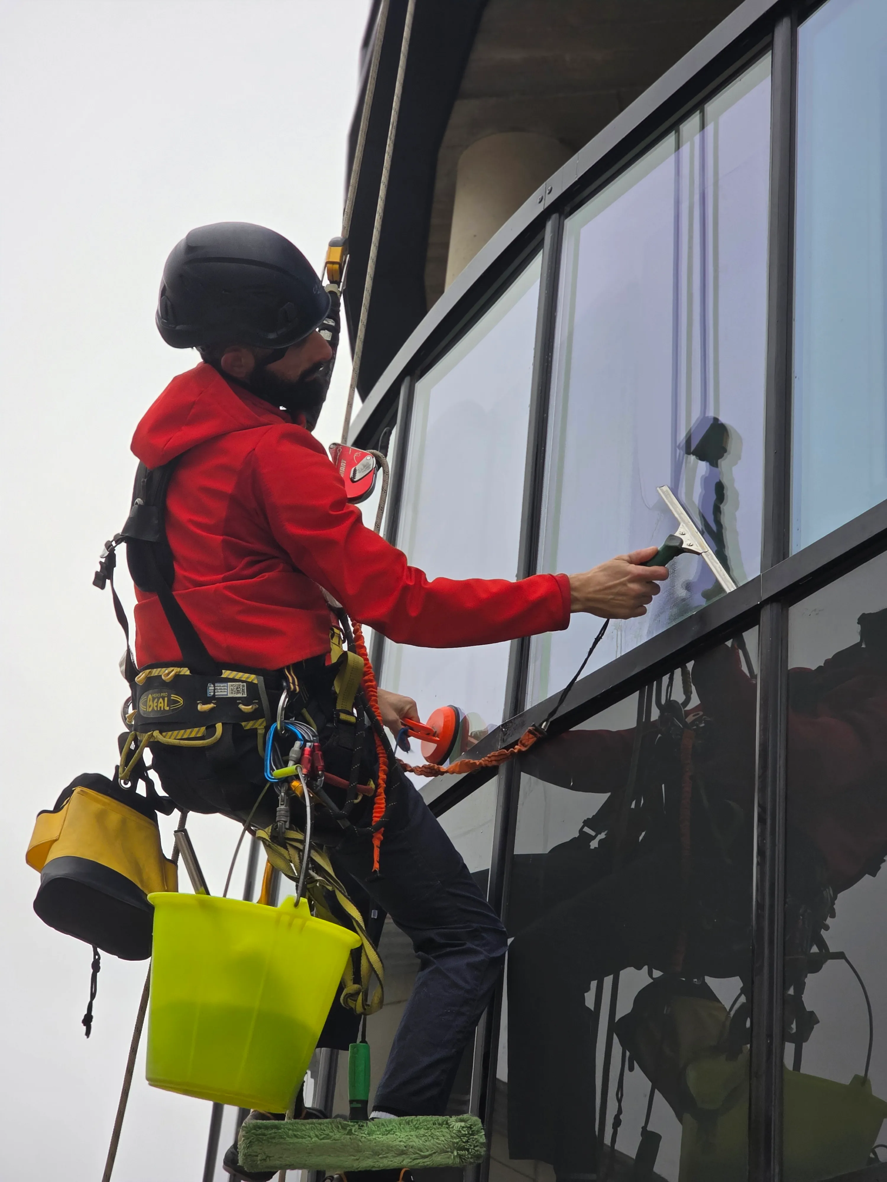 Laveur de vitres professionnel en action à Béziers - AGN Grosso Nettoyage